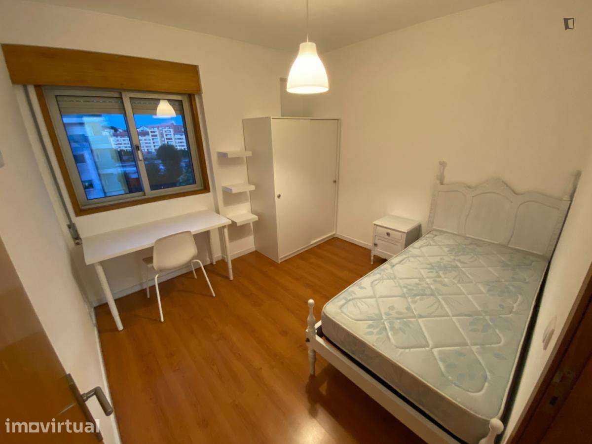 Quarto - localizado em Paranhos Porto - Grande imagem: 2/9