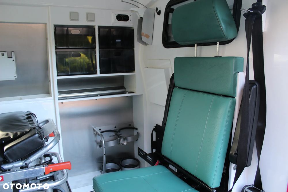 Volkswagen T5  AMBULANS KARETKA - 14