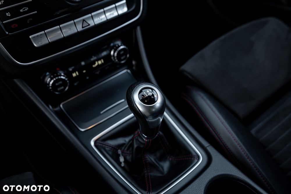 Mercedes-Benz CLA 250 AMG Line - 35