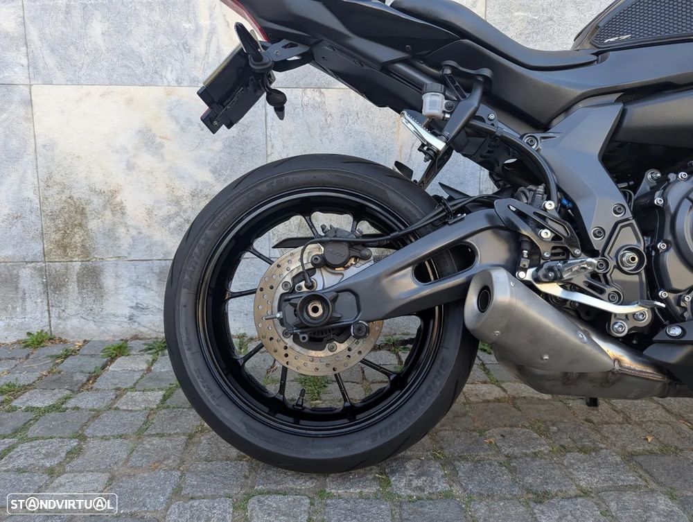Yamaha YZF R7 - 6