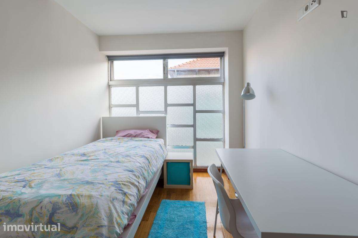 Quarto - localizado em Paranhos Porto - Grande imagem: 2/11