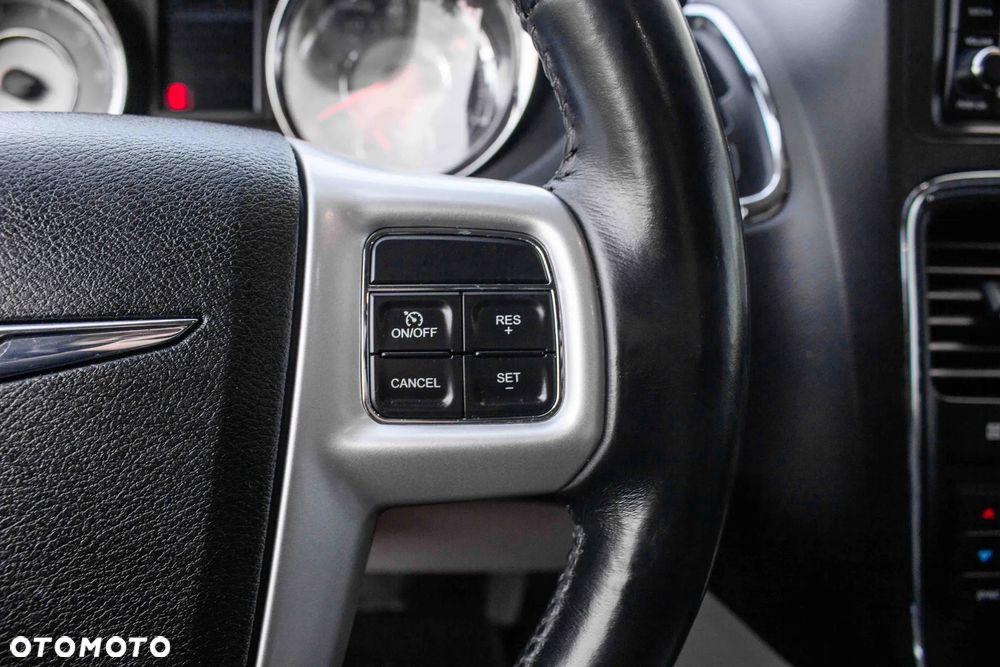 Chrysler Town & Country 3.6 Touring - 16