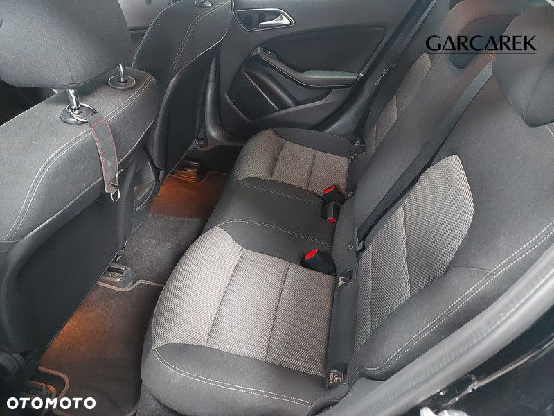 Mercedes-Benz GLA 180 7G-DCT - 13