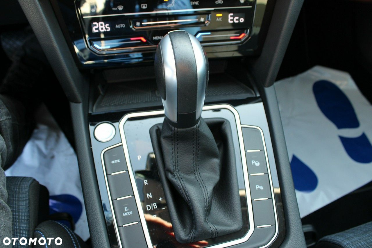 Volkswagen Passat - 30