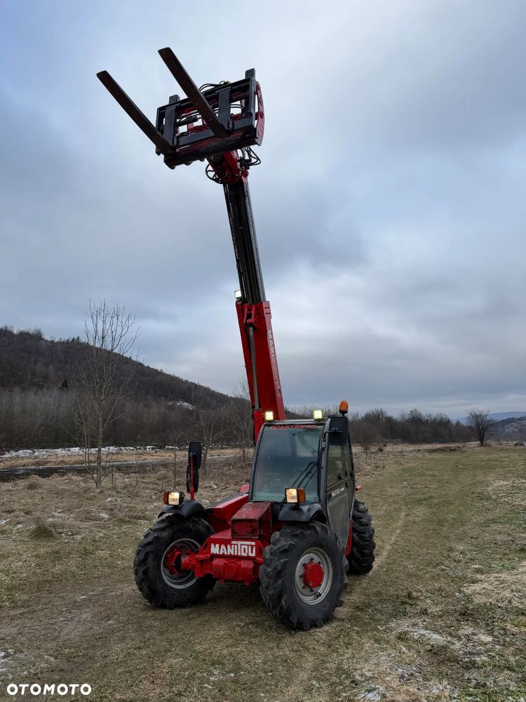 Manitou MLT523  Ładowarka teleskopowa 5m Wysięg 2,3 tony udzwig. Posuw wideł Hydrauliczny oraz rozsuwanie wideł hydr. Szybko-złącze hydrauliczne. 2x kamera PERKINS silnik TURBO  z Komuny Norweskiej! Jak Nowa 4287 mtg Zero luzów wycieków SERWISOWANA w  DEKRA.  Opony jak Nowe. Napęd 4x4 Hydrostatic REWERS - 6