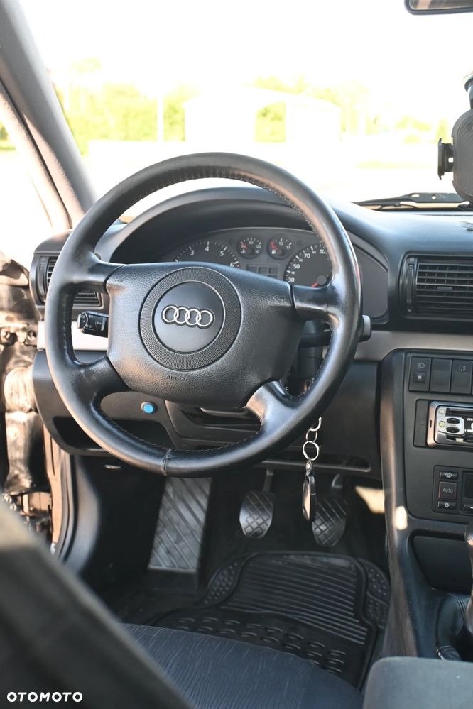 Audi A4 Limousine - 16