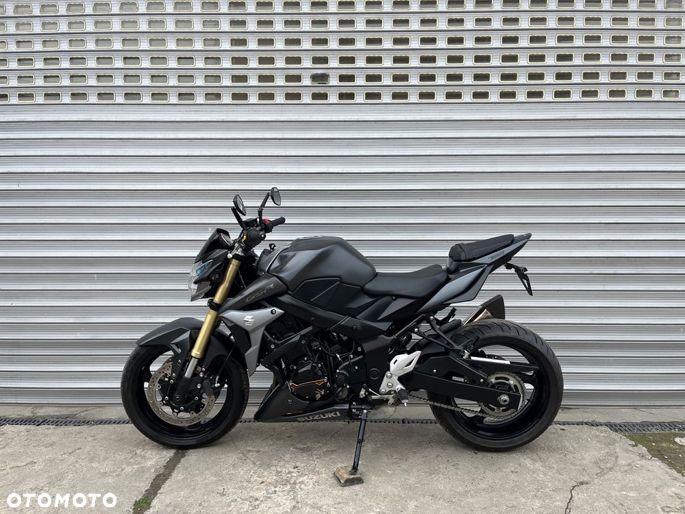 Suzuki GSR - 32