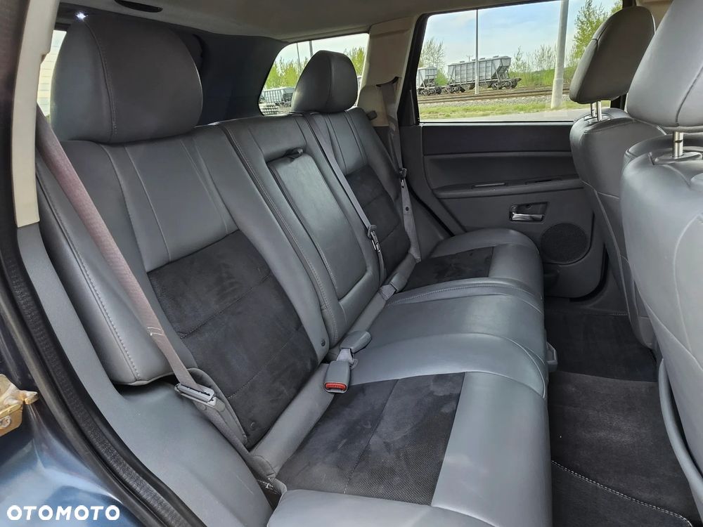 Jeep Grand Cherokee - 38