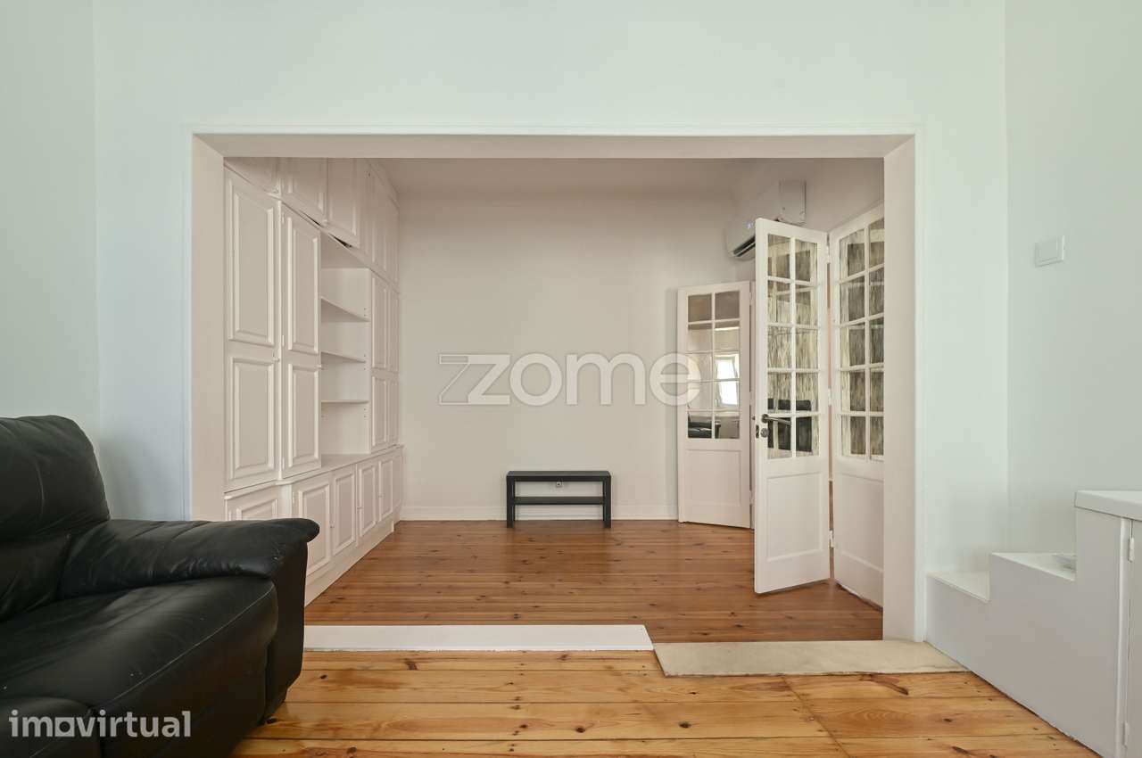 Apartamento T2 renovado no Areeiro
