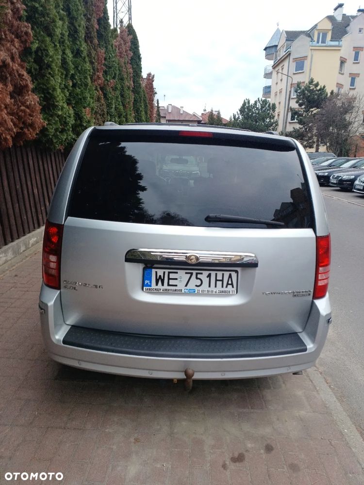 Chrysler Town & Country - 7