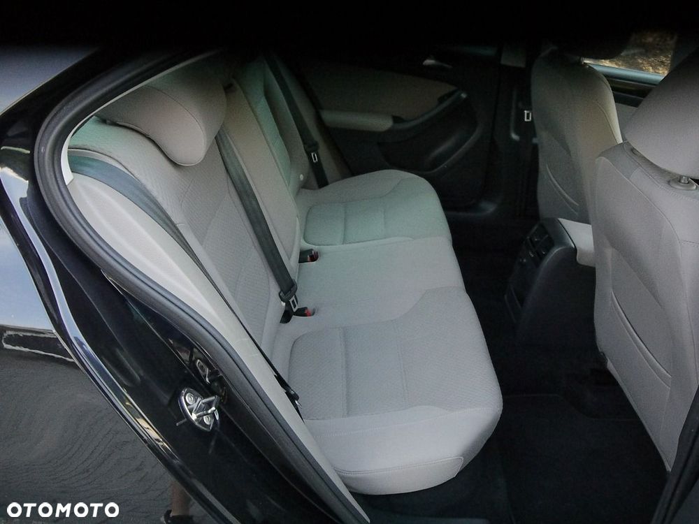 Volkswagen Jetta 1.6 TDI DSG Comfortline - 29