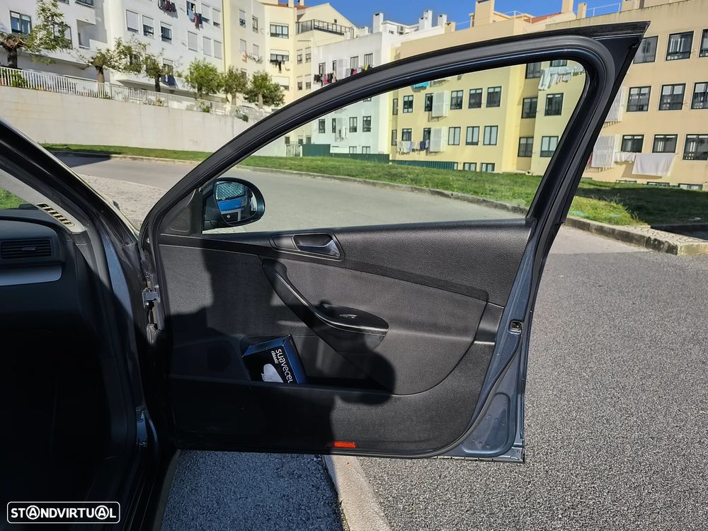 VW Passat 2.0 TDI Confortline - 12