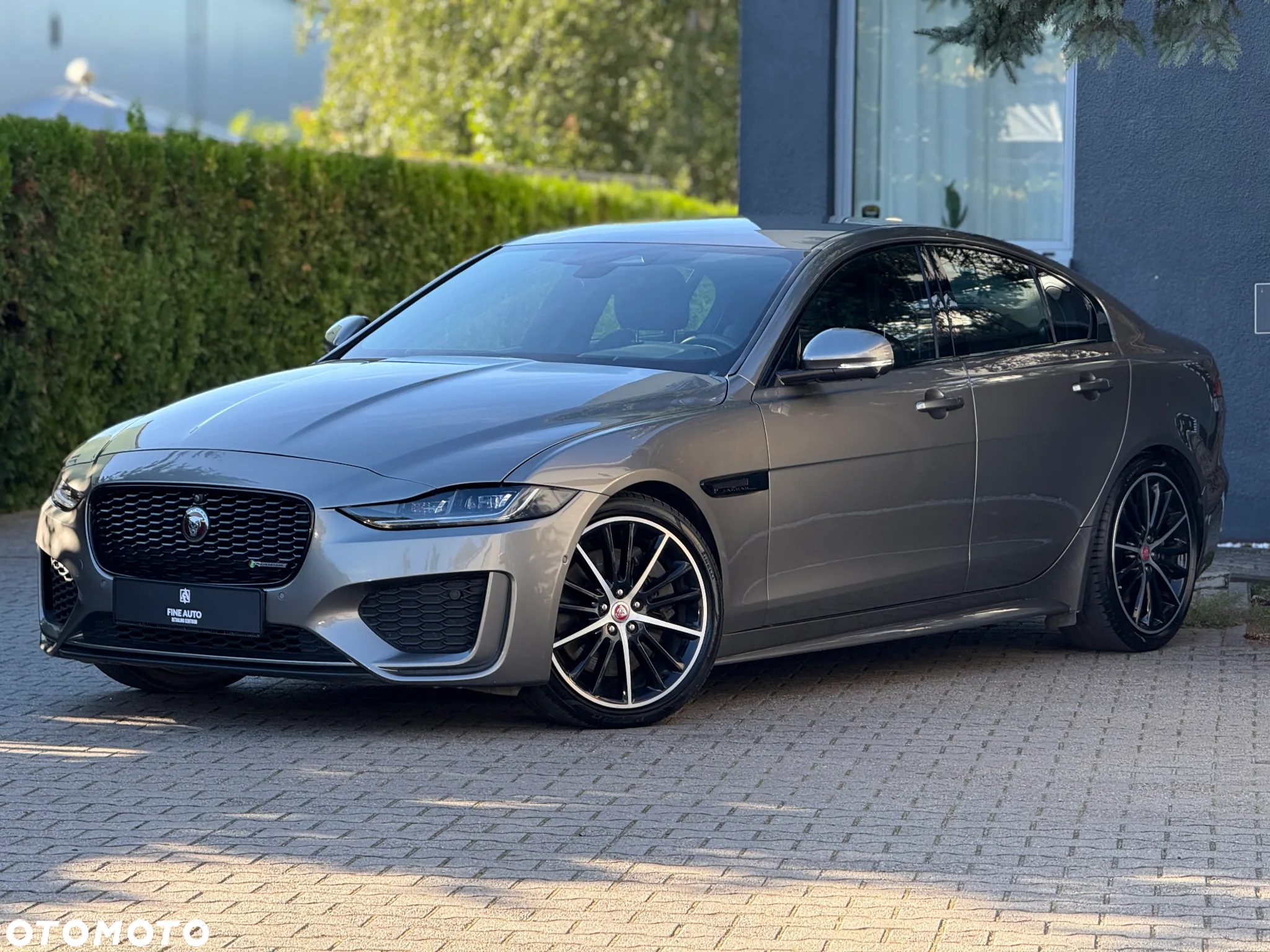 Jaguar XE 2.0 P250 R-Dynamic Black - 2