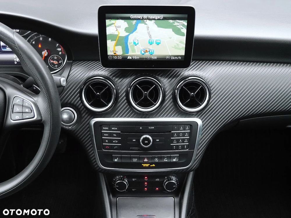 Mercedes-Benz GLA 180 7G-DCT - 17
