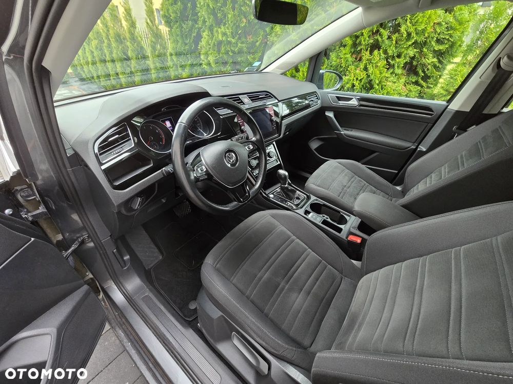 Volkswagen Touran - 11