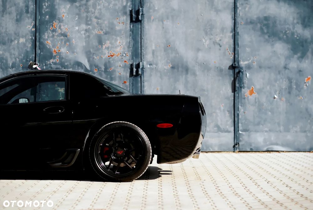 Chevrolet Corvette - 24