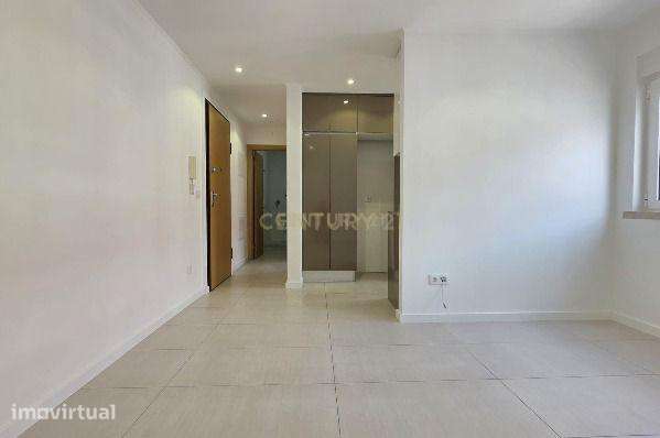 Apartamento T1 Totalmente Remodelado no Centro da Amadora - Grande imagem: 2/8