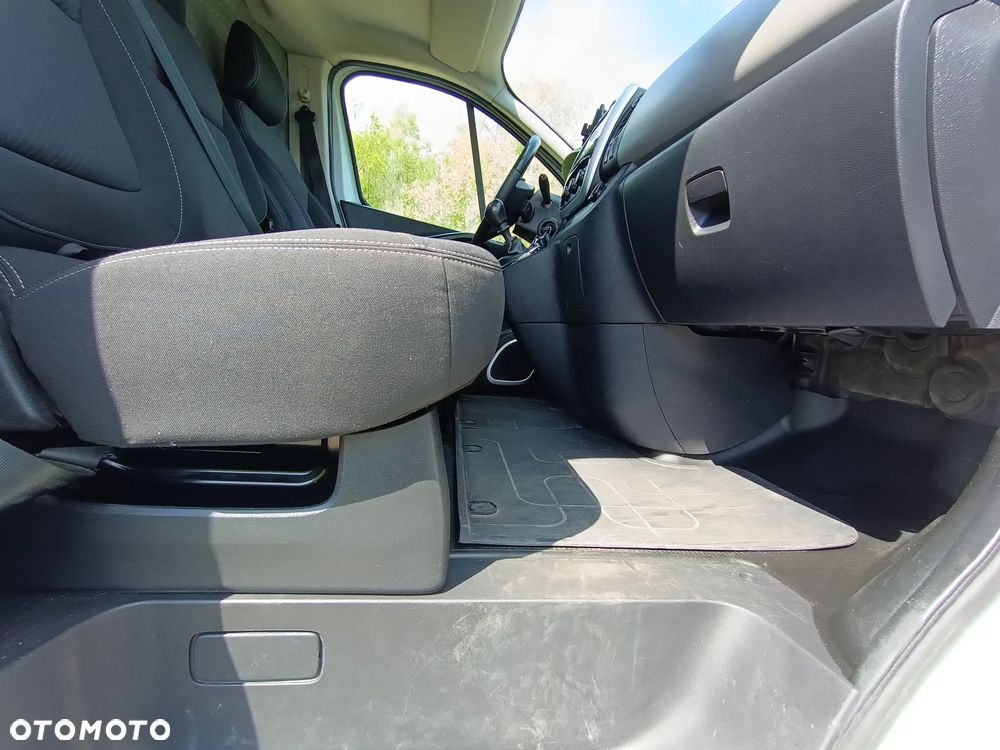 Renault Trafic L2H1 1.6 diesel 125kM 2018rok WEBASTO, CZUJNIKI PARKOWANIA, HAK, BAGAŻNIK DACHOWY, STAN BARDZO DOBRY! - 28