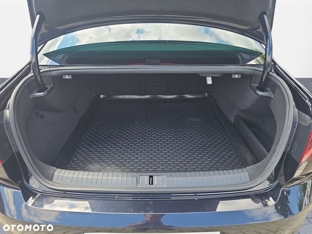 Volkswagen Passat - 12