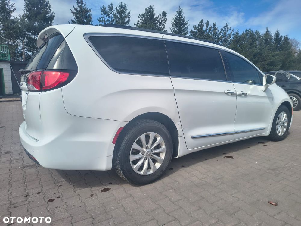 Chrysler Pacifica - 4