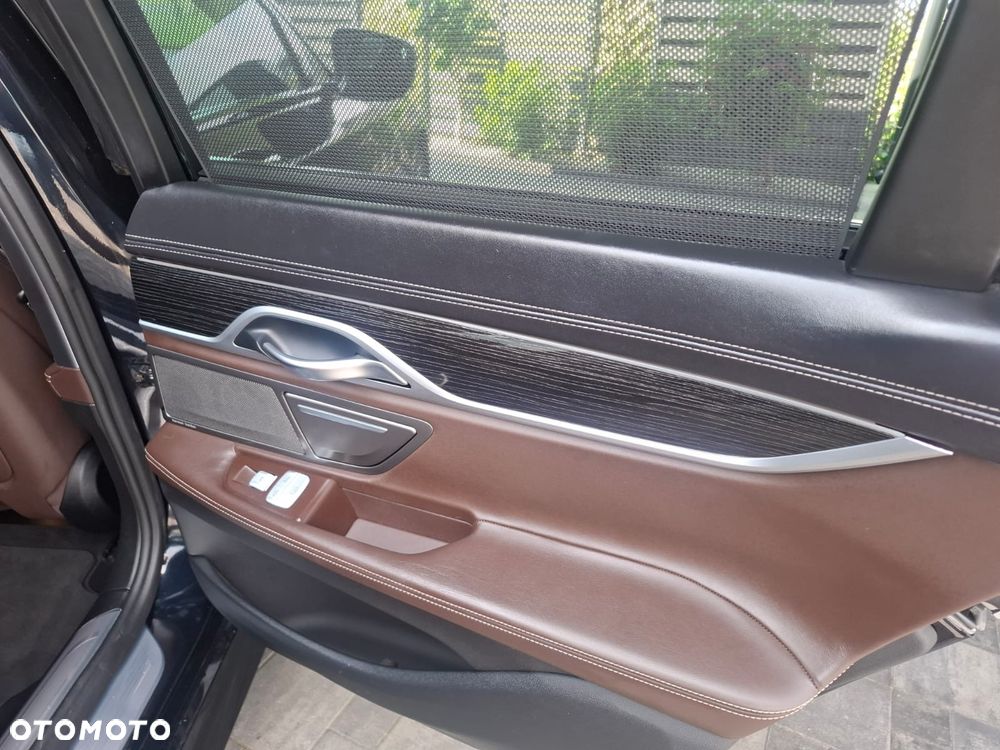 BMW Seria 7 740e iPerformance - 28