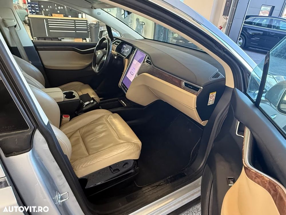 Tesla Model X - 17