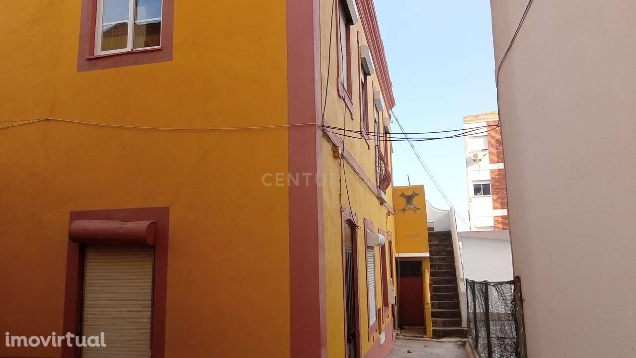 Edifício de dois pisos em pleno coração da cidade ( Montalvão) de Se - Grande imagem: 3/9