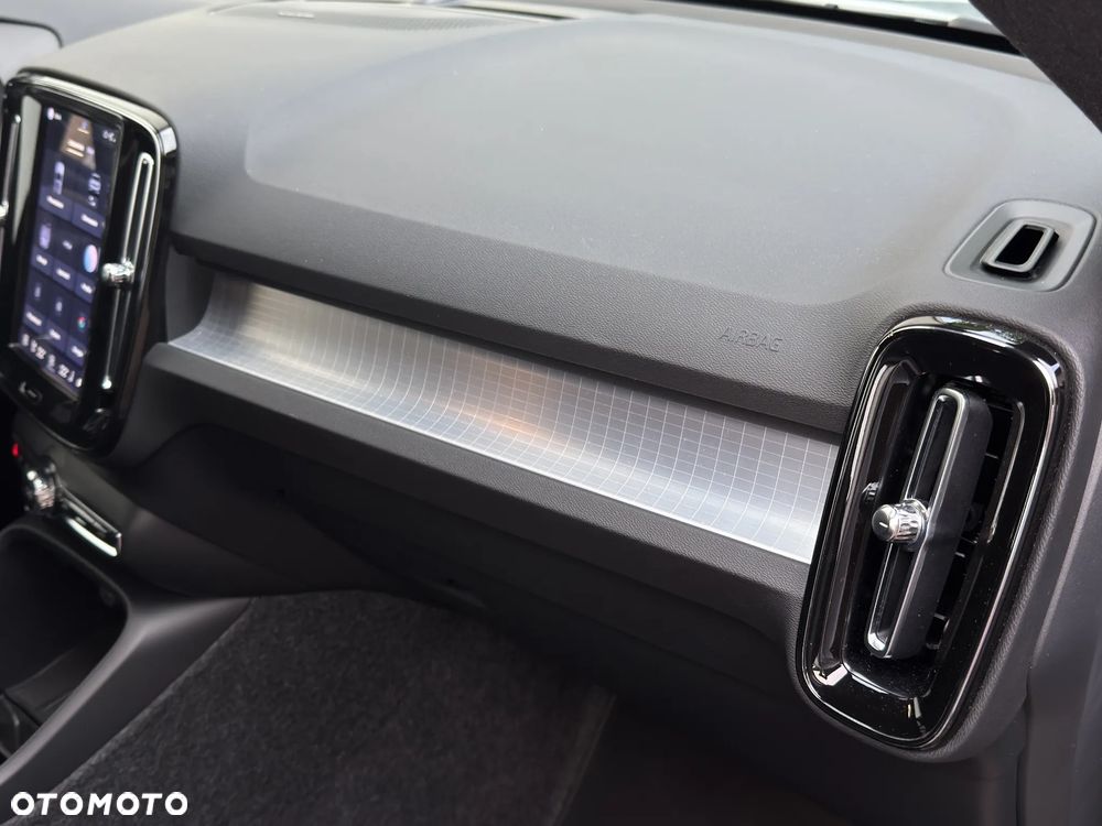 Volvo XC 40 B3 B DKG Plus Dark - 29