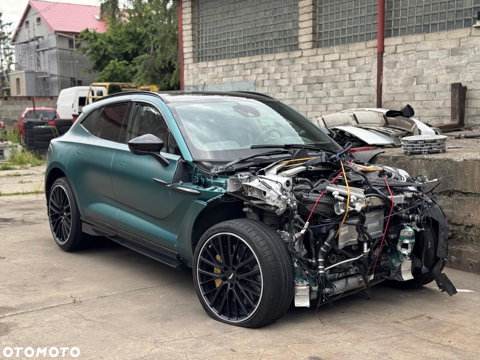 Aston Martin DBX - 4