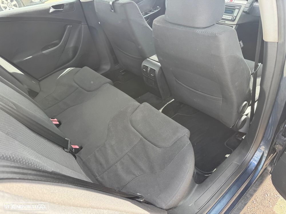 VW Passat 2.0 TDI Confortline - 30