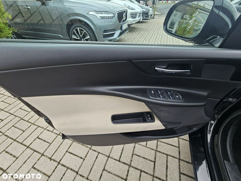 Jaguar XE 2.0 D AWD Portfolio - 23