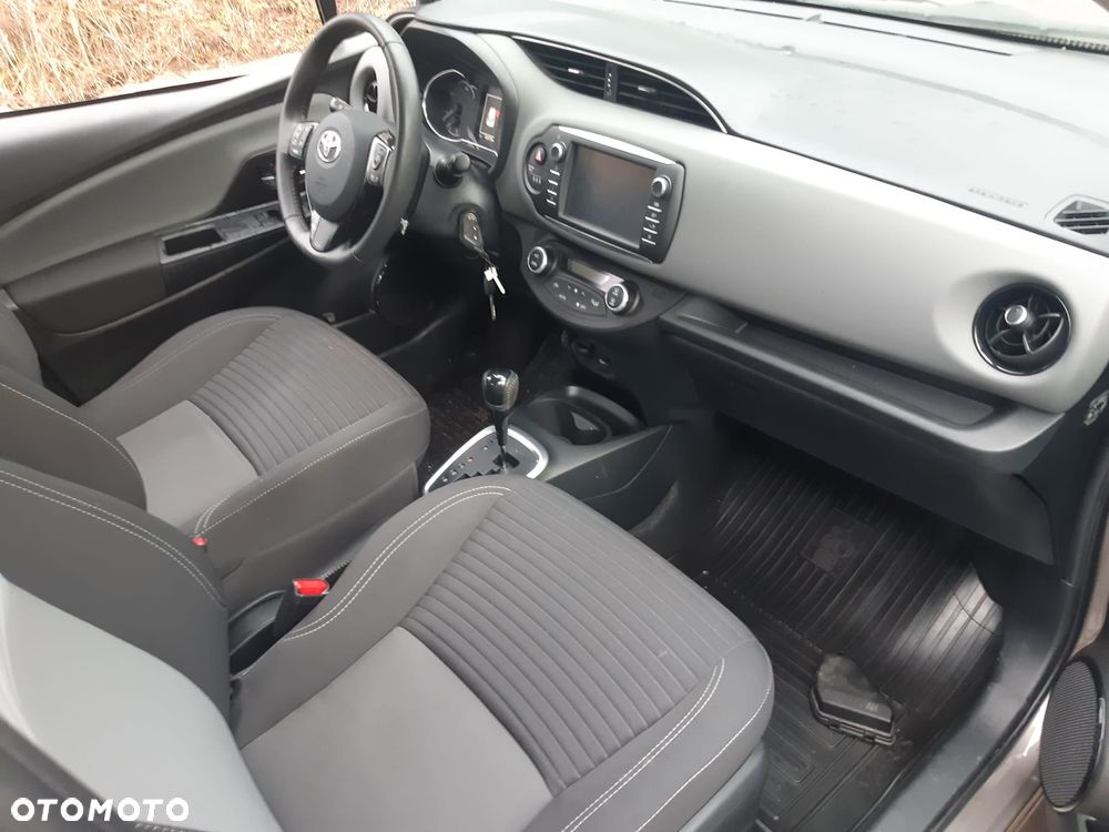 Toyota Yaris Hybrid 100 Premium - 10