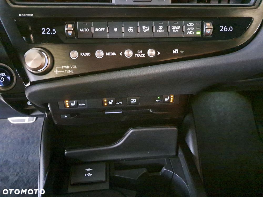 Lexus ES 300h F Sport Edition - 28