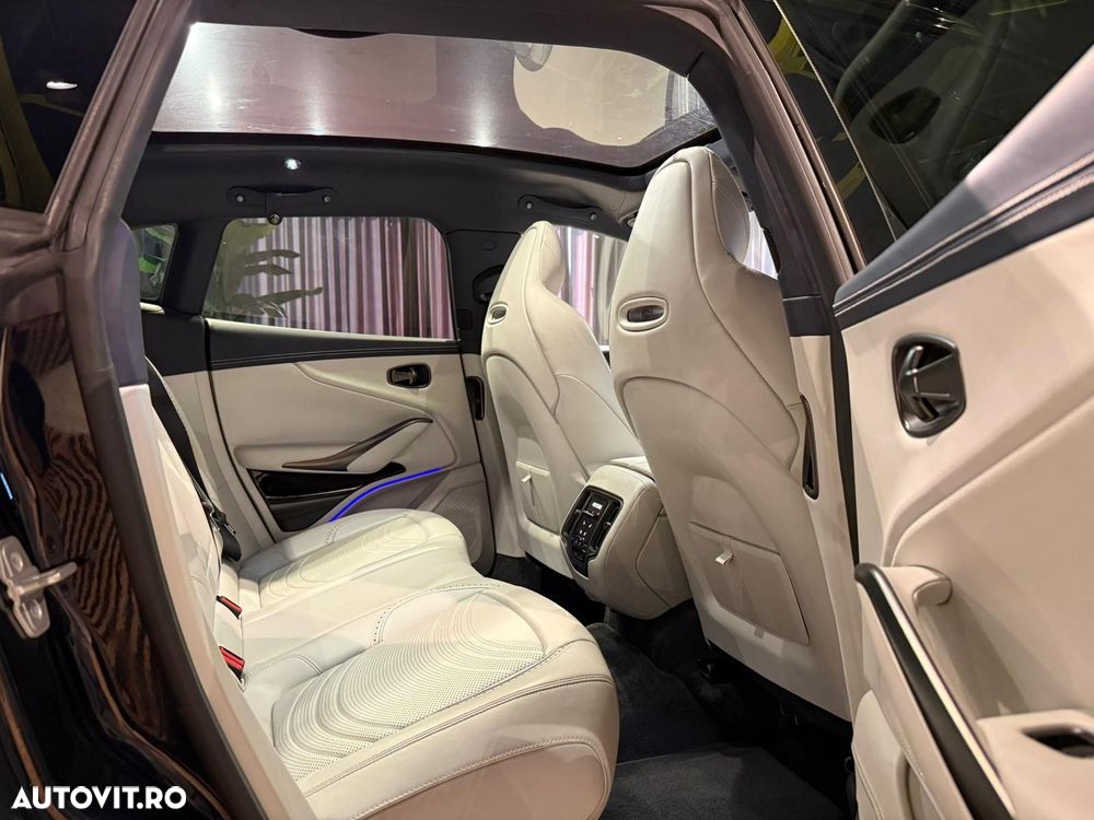 Aston Martin DBX - 37