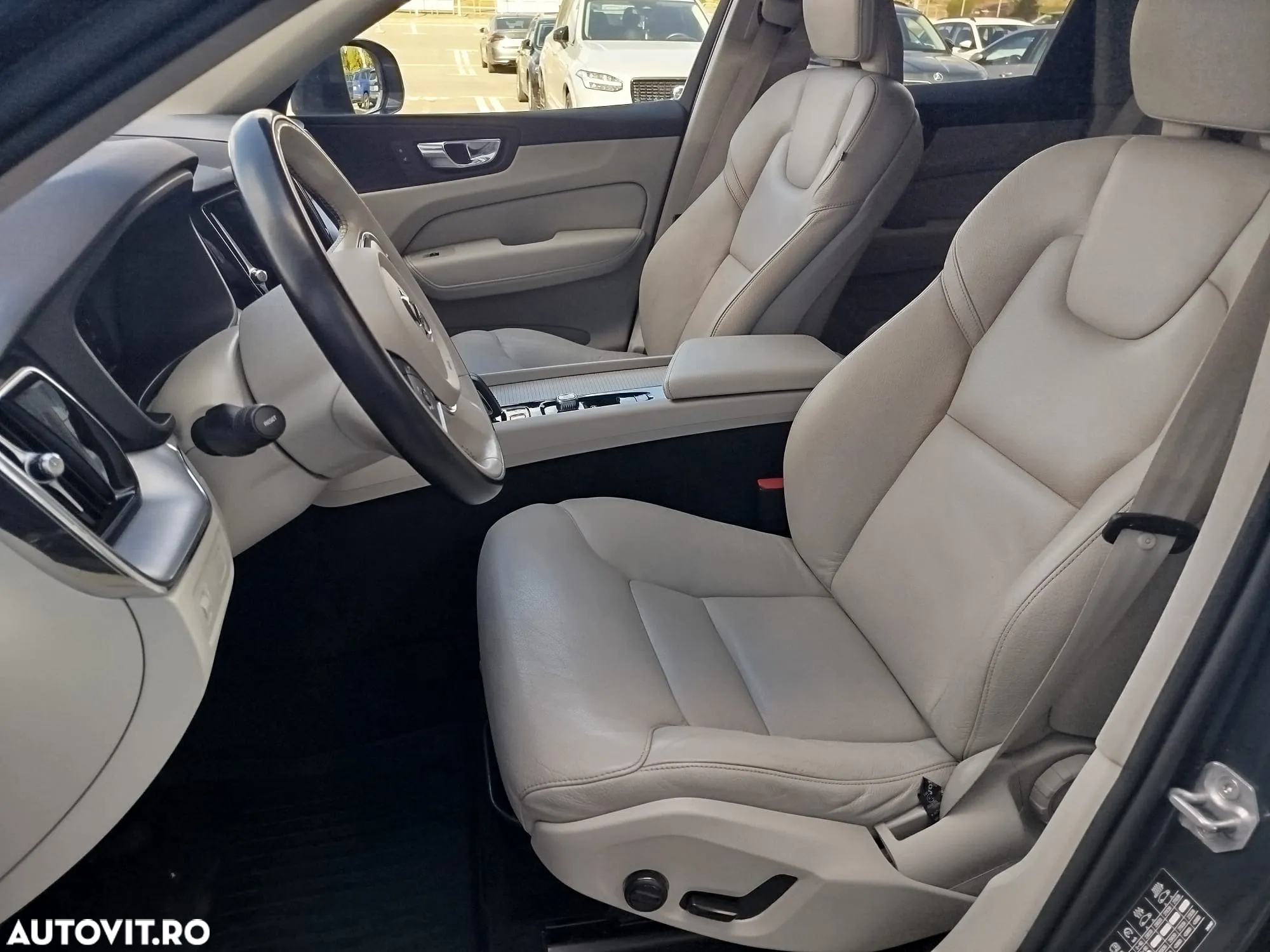 Volvo XC 60 B4 MHEV Momentum Pro - 12