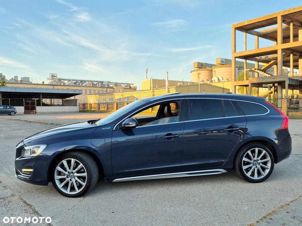 Volvo V60 D6 AWD Plug-in Hybrid R-Design Momentum - 3
