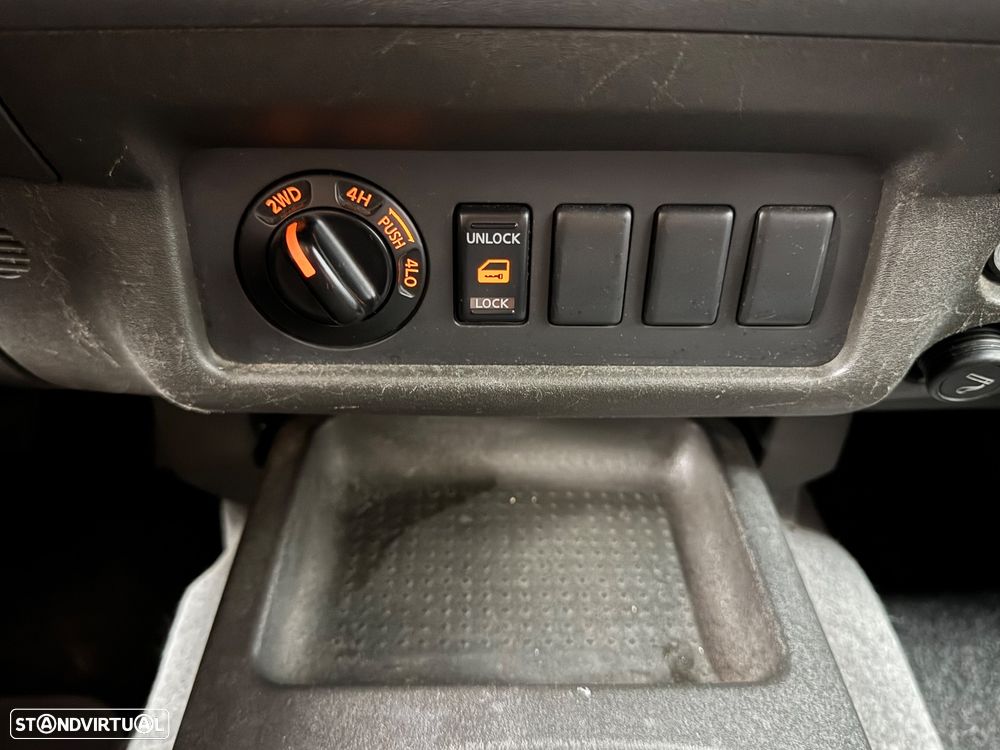 Nissan Pick Up 2.5 TD CD Navara Pilot ABS+FN+CD - 31