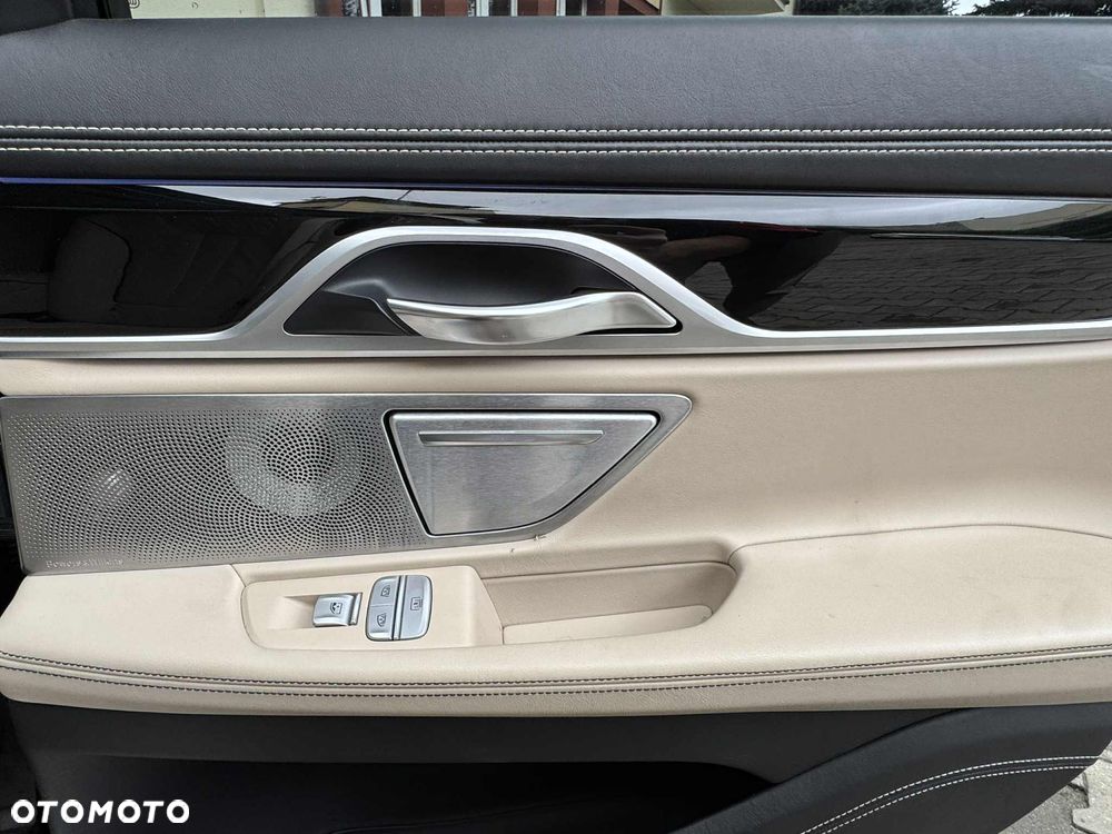 BMW Seria 7 750i xDrive - 12