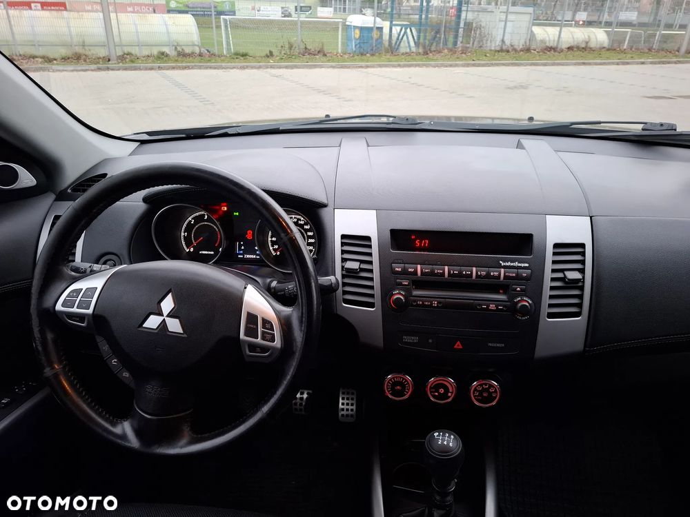 Mitsubishi Outlander 2.0 DID Intense + SE - 23