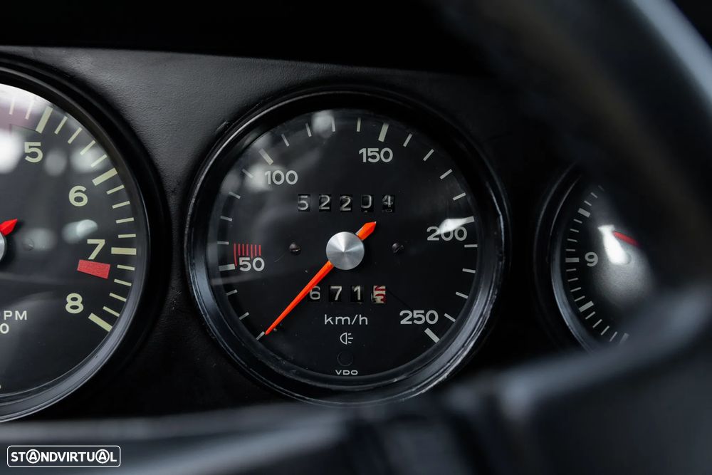 Porsche 911 Série F - 28
