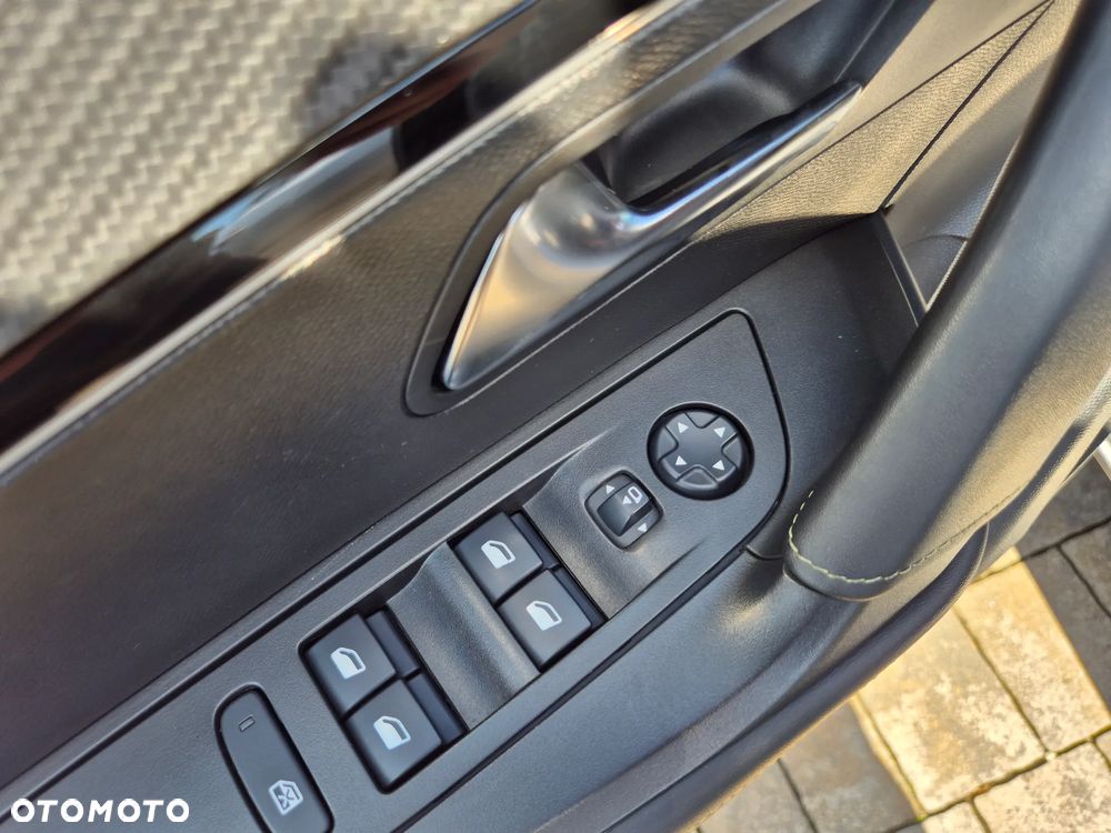 Peugeot 2008 PureTech 130 EAT8 GT - 16