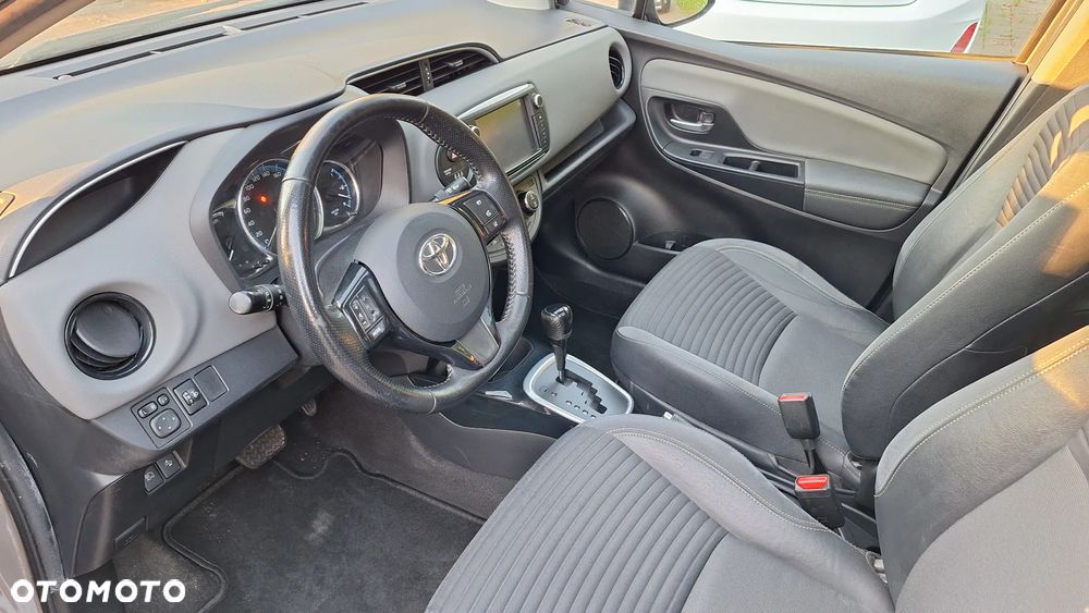 Toyota Yaris Hybrid 100 Premium - 10