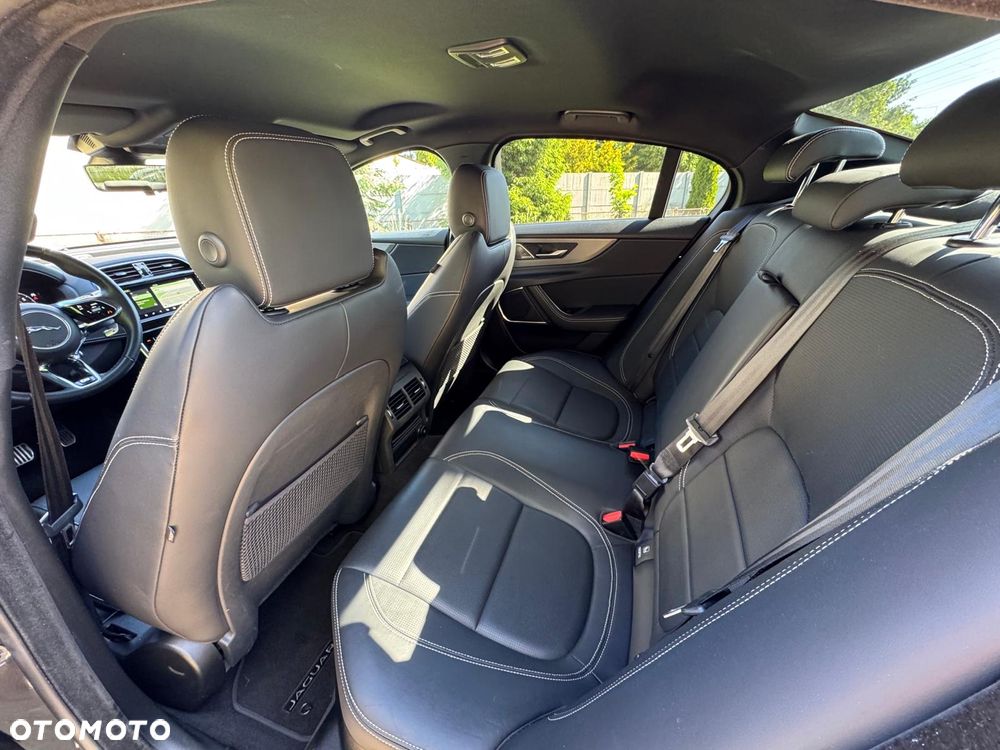 Jaguar XE P250 R-Dynamic HSE - 12