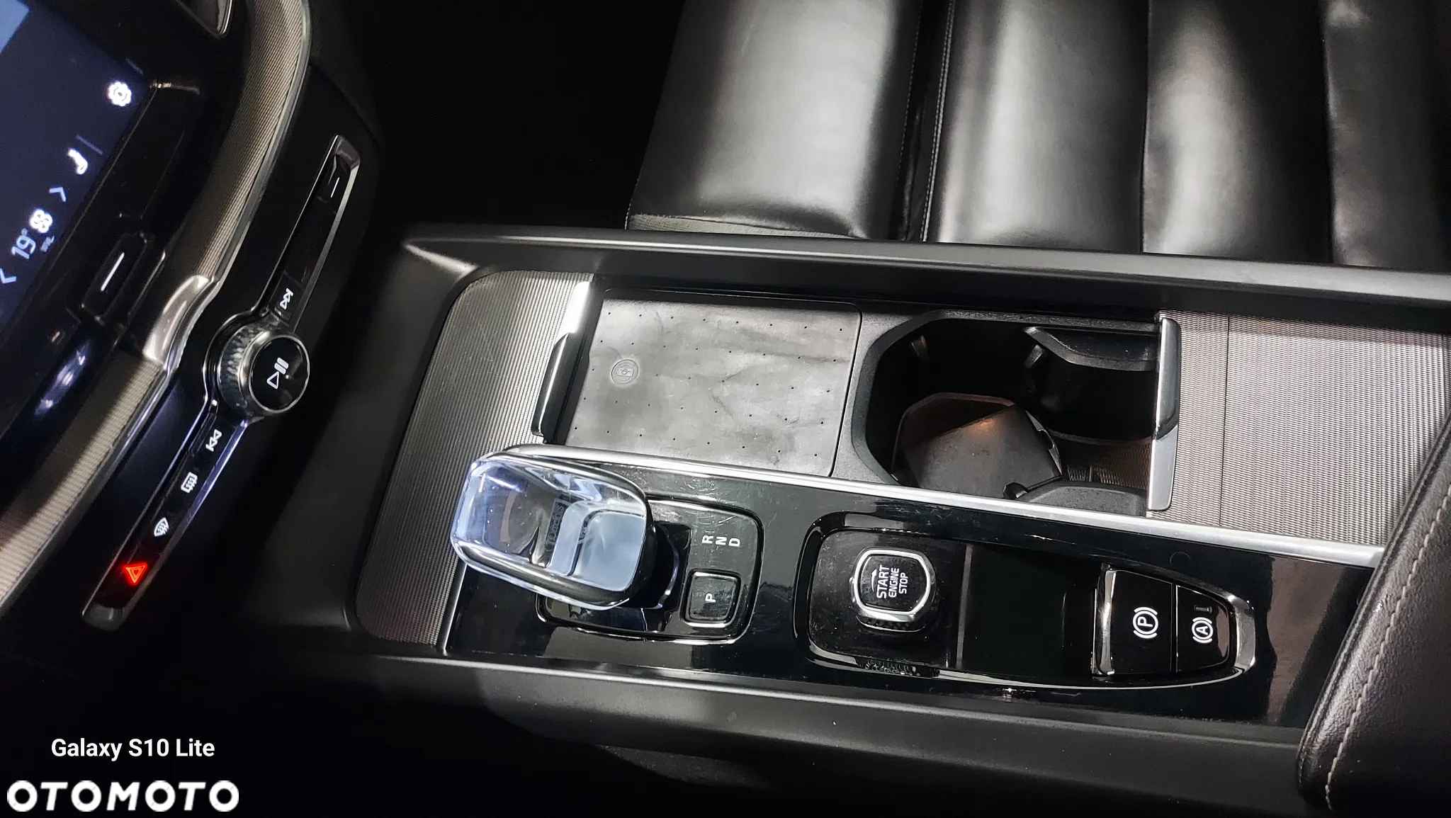 Volvo XC 60 B4 D AWD Plus Dark - 24