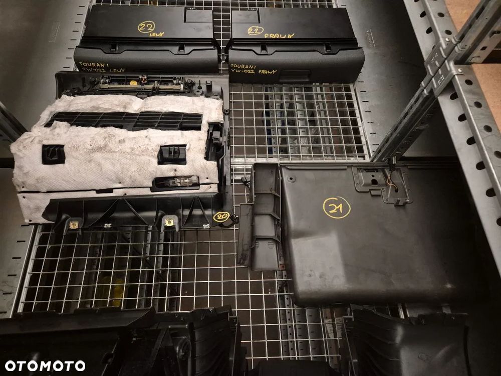 VOLKSWAGEN PORSCHE SCHOWEK PASAŻERA, ŚRODKOWY, KIEROWCY. - 21