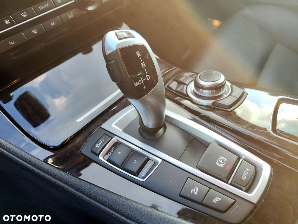 BMW Seria 5 528i xDrive - 7