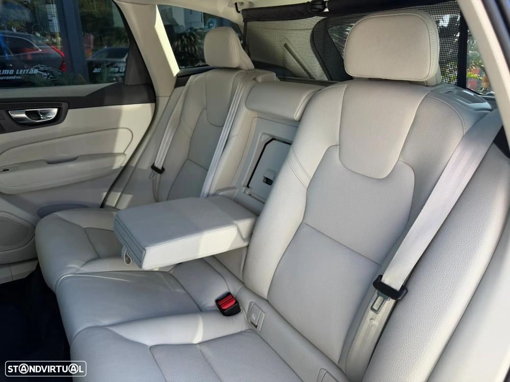 Volvo XC 60 2.0 B4 Plus Bright - 23