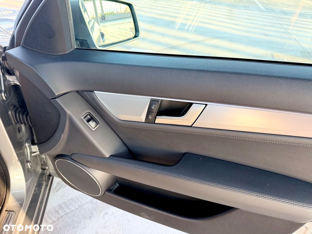 Mercedes-Benz Klasa C 220 CDI DPF BlueEFFICIENCY 7G-TRONIC Avantgarde Edition - 29