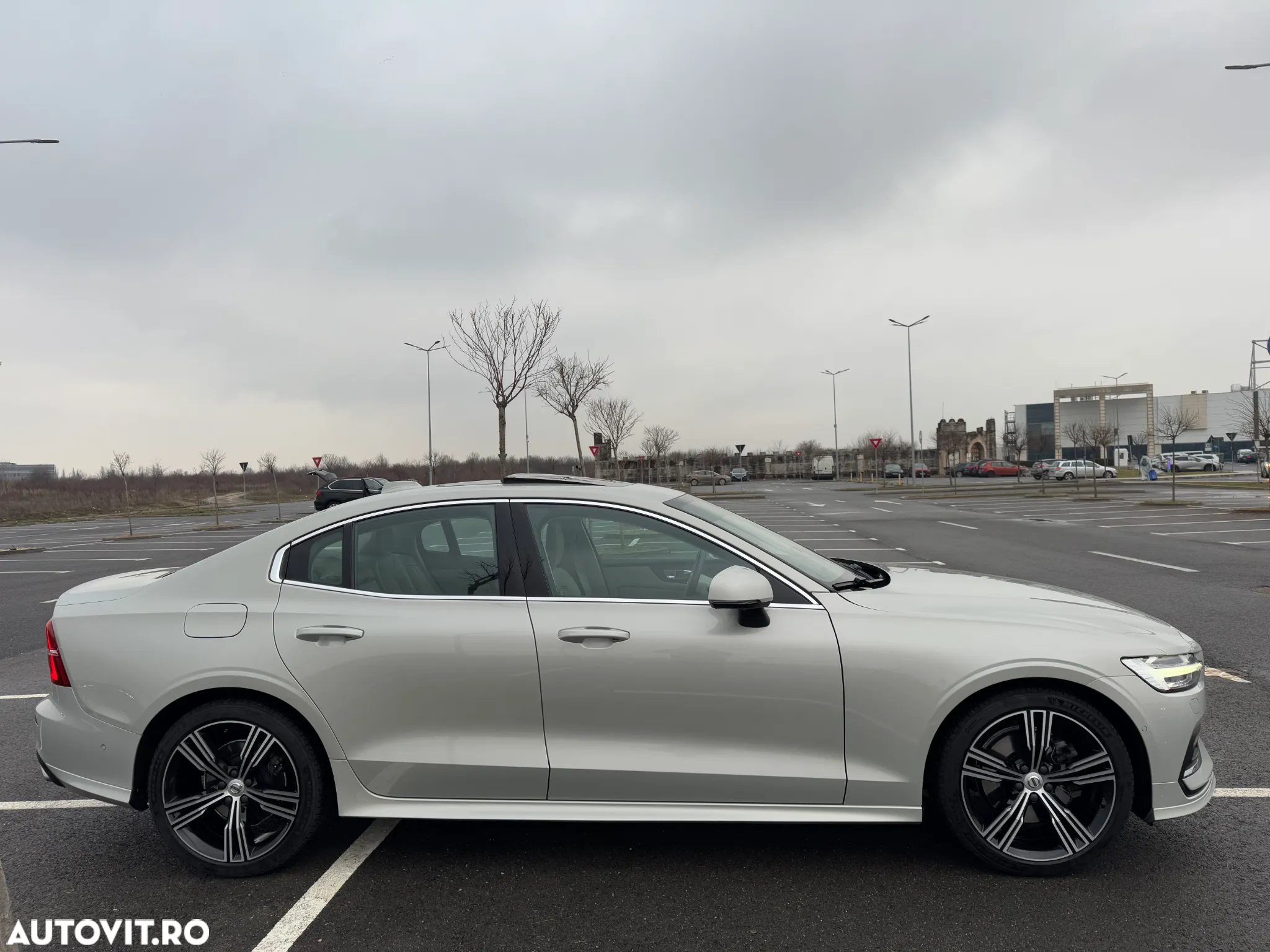 Volvo S60 B4 MHEV AT Plus Dark - 6