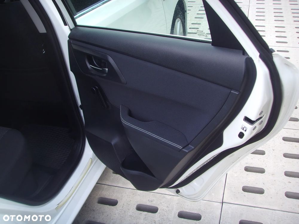 Toyota Auris ver-1-8-hsd-luna - 8